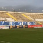 Auch im Januar Geisterspiele: TSV 1860 vor leerer Kulisse gegen KSC Fußball gehört den Fans TSV 1860 München Spruchband Fanszene