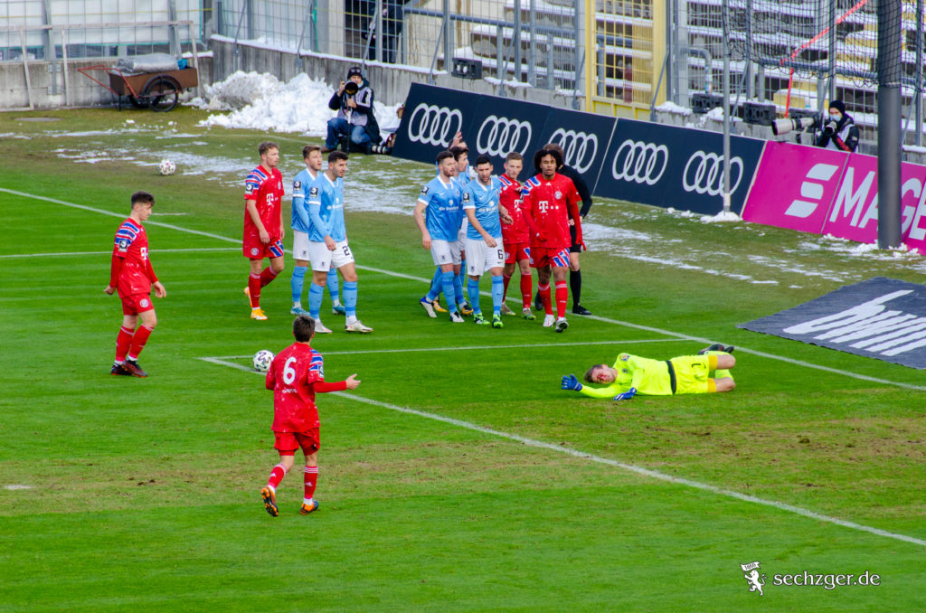 Marco Hiller beim Spiel TSV 1860 gegen FC Bayern II nach Foul von Zirkzee