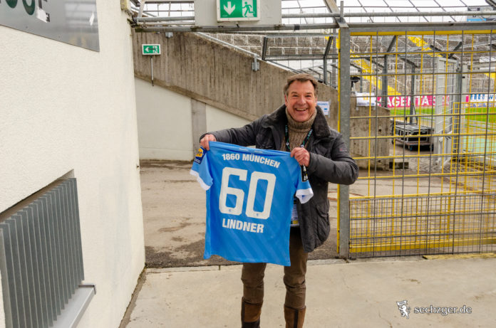 Patrick Lindner mit seinem vom Verein geschenkten Trikot