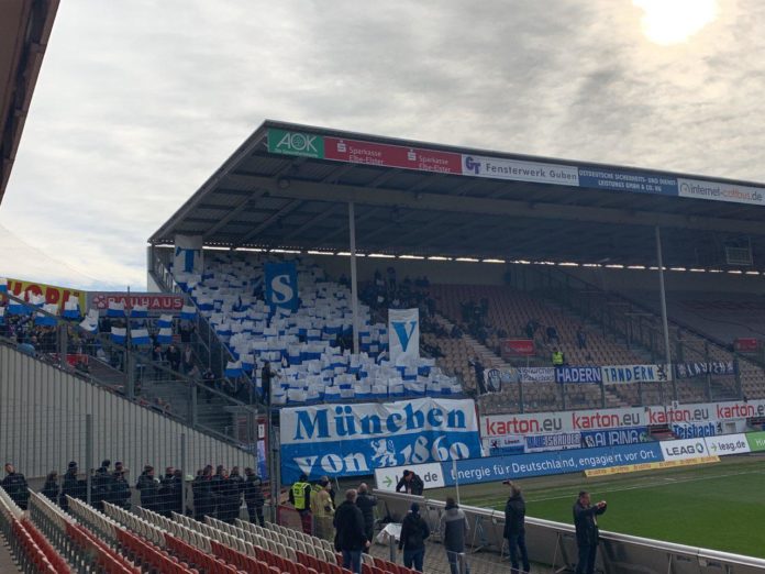 Auswärtsblock mit Choreo in Cottbus 2018/19