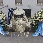 Kränze am Sechzgerstadion in Gedenken an Peter Grosser