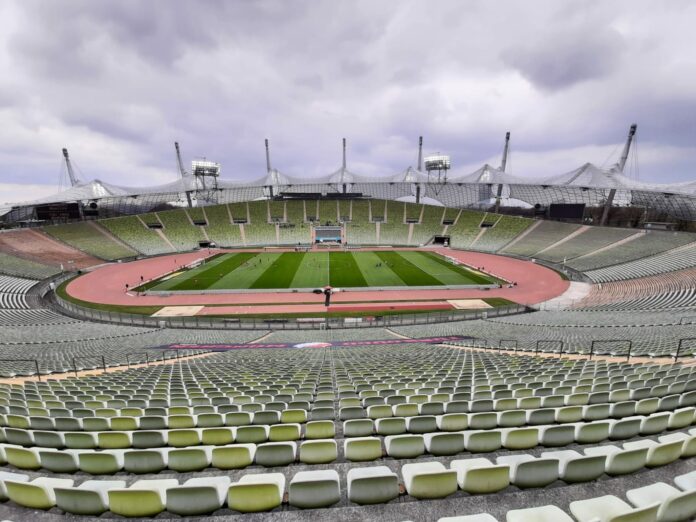 Olympiastadion München Blick auf die Haupttribüne mit Zeltdach