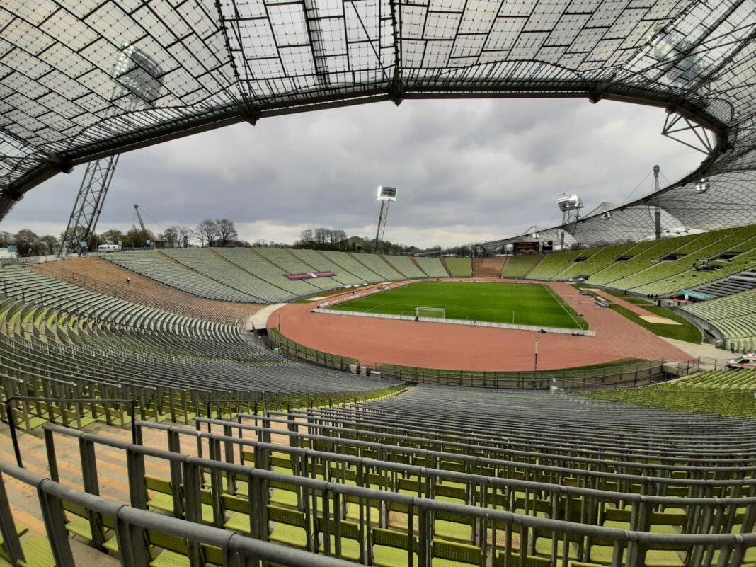 Blick in das Olympiastadion München aus der Südkurve mit Zeltdach