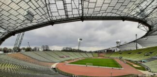 Blick in das Olympiastadion München aus der Südkurve mit Zeltdach