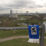 Der Pre-Match-Bier-Tipp für morgen Abend Blick auf das Olympiastadion München mit einem Fanschal des TSV 1860 München