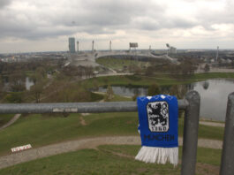 Blick auf das Olympiastadion München mit einem Fanschal des TSV 1860 München