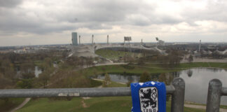 Blick auf das Olympiastadion München mit einem Fanschal des TSV 1860 München