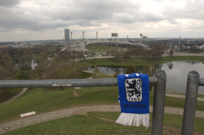 Blick auf das Olympiastadion München mit einem Fanschal des TSV 1860 München Blick auf das Olympiastadion München mit einem Fanschal des TSV 1860 München
