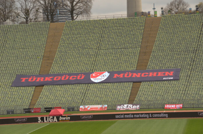 Türkgücü Banner im Olympiastadion München