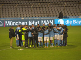 Mannschaftskreis TSV 1860 München nach 1:1 gegen Viktoria Köln April 2021