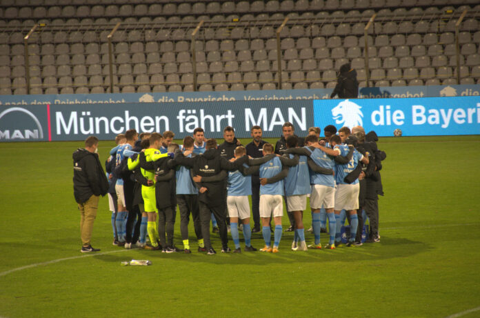 Mannschaftskreis TSV 1860 München nach 1:1 gegen Viktoria Köln April 2021