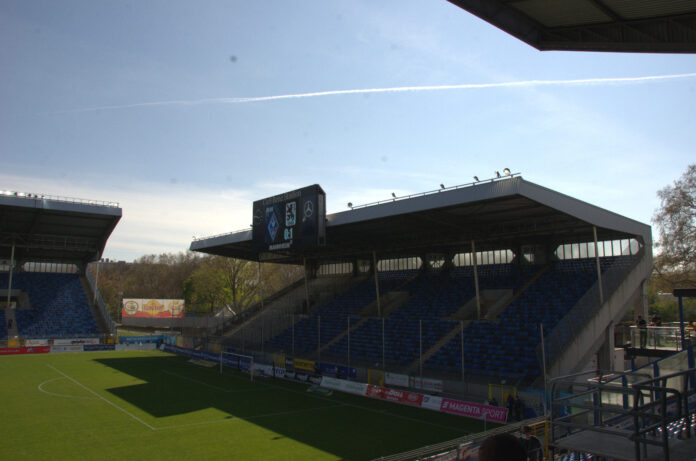 Blick auf den Gästeblock im Carl-Benz Stadion Mannheim