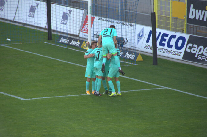 Torjubel bei Waldhof Mannheim - TSV 1860 München am 25.April 2021