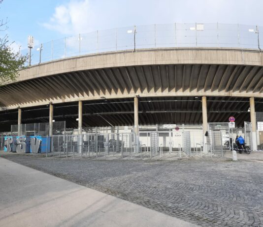 Westkurve Grünwalder Stadion mit Graffiti TSV