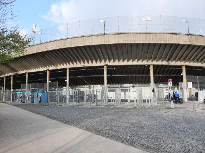 Westkurve Grünwalder Stadion mit Graffiti TSV