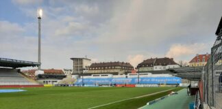 Gästeblock im Grünwalder Stadion mit Plane