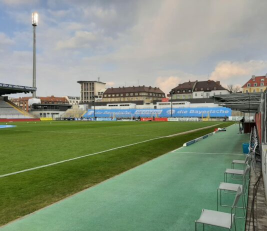 Gästeblock im Grünwalder Stadion mit Plane