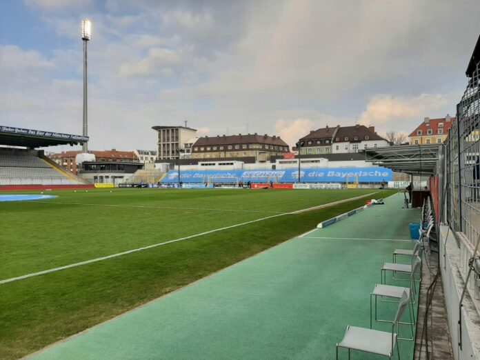 Gästeblock im Grünwalder Stadion mit Plane