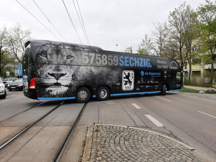 1860 Kaiserslautern 20210504 (20) Mannschaftsbus TSV 1860 München