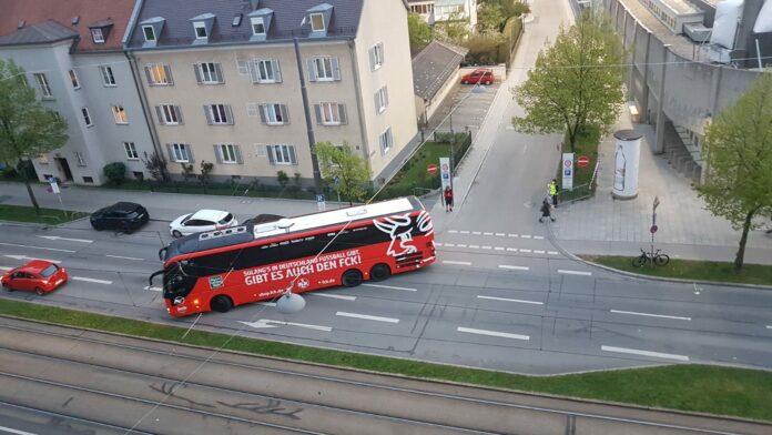 Mannschaftsbus 1.FC Kaiserslautern beim Auswärtsspiel gegen den TSV 1860 München