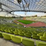Zwei grantelnde Rentner beim Augenorgasmus Olympiastadion Olympiastadion München