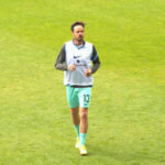 Zugunsten der Flutopfer: Dennis Erdmann mit Versteigerung auf ebay Dennis "Earthman" Erdmann beim Auswärtsspiel in Wiesbaden mit dem TSV 1860 München