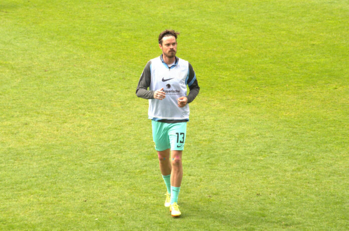 Dennis "Earthman" Erdmann beim Auswärtsspiel in Wiesbaden mit dem TSV 1860 München
