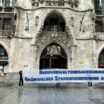 Münchner Löwen mit E-Mail zur Stadionverordnung Münchner Löwen mit Spruchband zur Stadionverordnung vor dem Rathaus