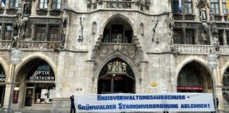 Münchner Löwen mit Spruchband zur Stadionverordnung vor dem Rathaus