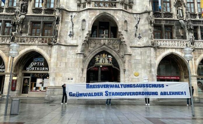 Münchner Löwen mit Spruchband zur Stadionverordnung vor dem Rathaus