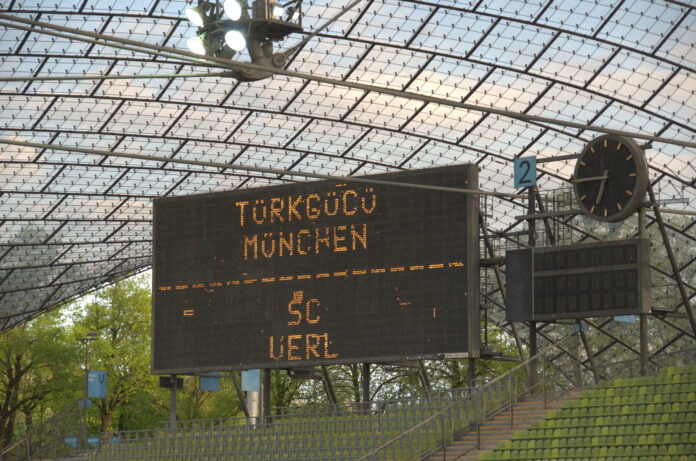Türkgücü München gegen SC Verl Anzeigetafel Olympiastadion München