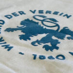 TSV 1860 München e.V. informiert über Spendenmöglichkeit T-Shirt Wir sind der Verein TSV München von 1860 e.V. sieben jahre stillstand stadt verein menschen