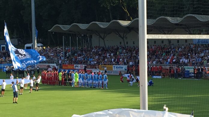 13.7.2017 FC Memmingen-TSV 1860, Begrüßung der Teams 13.7.2017 FC Memmingen - TSV 1860