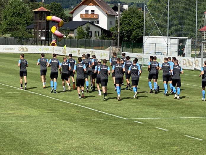 TSV 1860 München Mannschaft beim Laufen 2021/22 TSV 1860 München Mannschaft läuft im Trainingslager in Windischgarsten