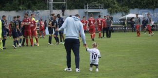 Sascha Mölders mit Kind von Sandro Abruscia beim Testspiel TSV 1860 VfR Aalen