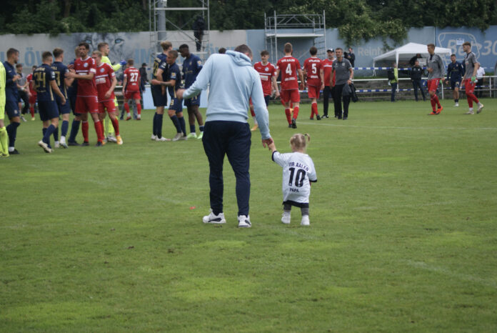 Sascha Mölders mit Kind von Sandro Abruscia beim Testspiel TSV 1860 VfR Aalen