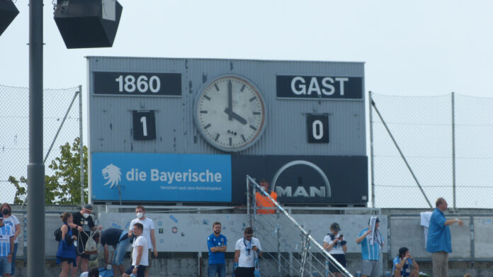 Anzeigetafel Grünwalder Stadion nach Sieg vom TSV 1860 gegen Würzburg