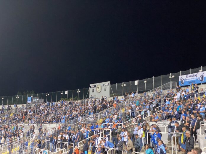 Westkurve Grünwalder Stadion mit Zuschauer gegen SV Darmstadt DFB-Pokal