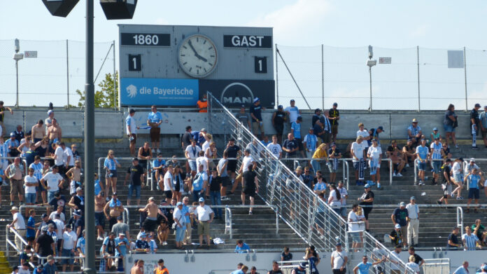 Fans Des TSV 1860 München In Der Westkurve Beim 1 1 Gegen Türkgücü In Der 3.Liga