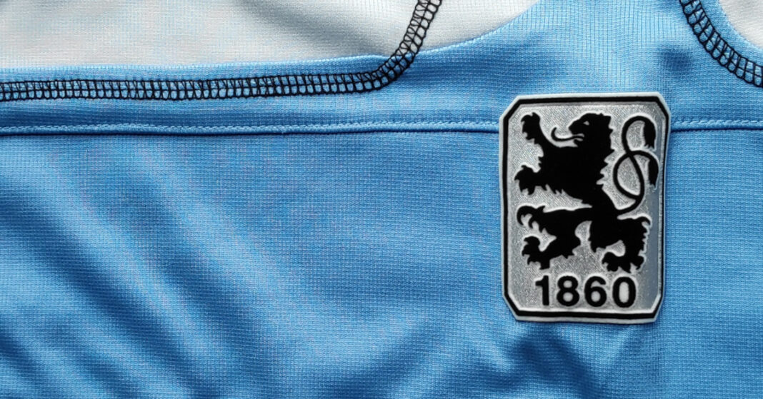 Wappen TSV 1860 auf Uhlsport-Trikot Aufstellung