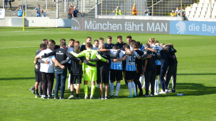 Mannschaftskreis der Löwen nach dem Spiel gegen den FSV Zwickau