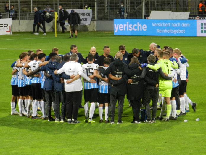 Mannschaftskreis nach dem Spiel viktoria köln tsv 1860