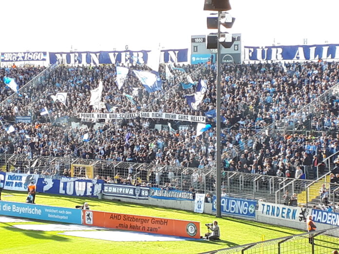 Die Westkurve des Grünwalder Stadions grüßt die ARGE und die Familie Schnell