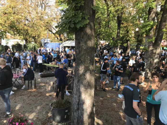 Löwenfans am Giesinger Grünspitz