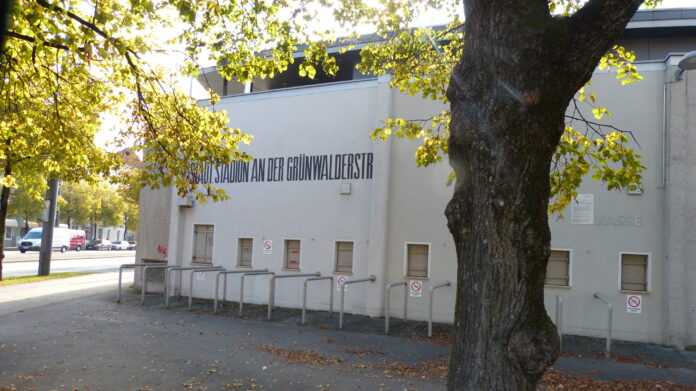 Grünwalder Stadion Anblick Kassenhäuschen zwischen Ostkurve und Stehhalle mit Schriftzug