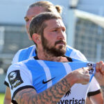 Sascha Mölders deutet auf das Wappen des TSV 1860 München