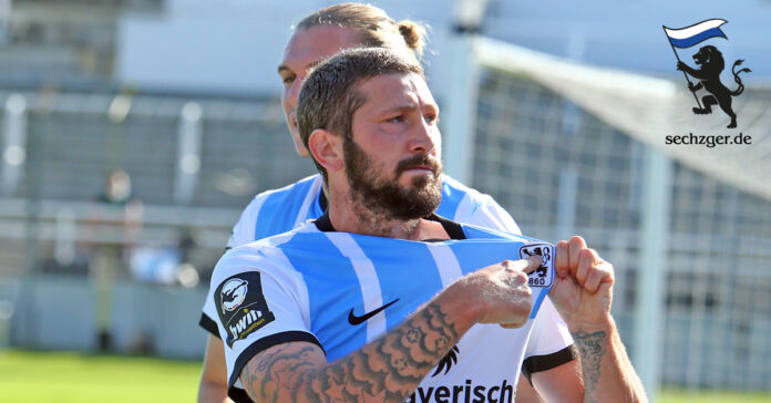 Sascha Mölders deutet auf das Wappen des TSV 1860 München