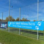 Zaunfahnen beim Spiel der TSV 1860 Frauen in Poing Löwinnen
