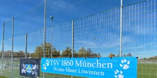 Zaunfahnen beim Spiel der TSV 1860 Frauen in Poing Löwinnen