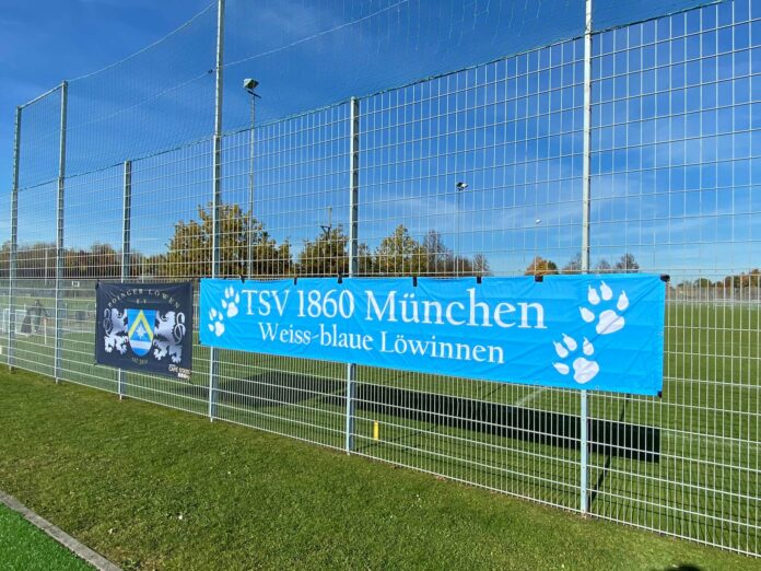 Zaunfahnen beim Spiel der TSV 1860 Frauen in Poing Löwinnen